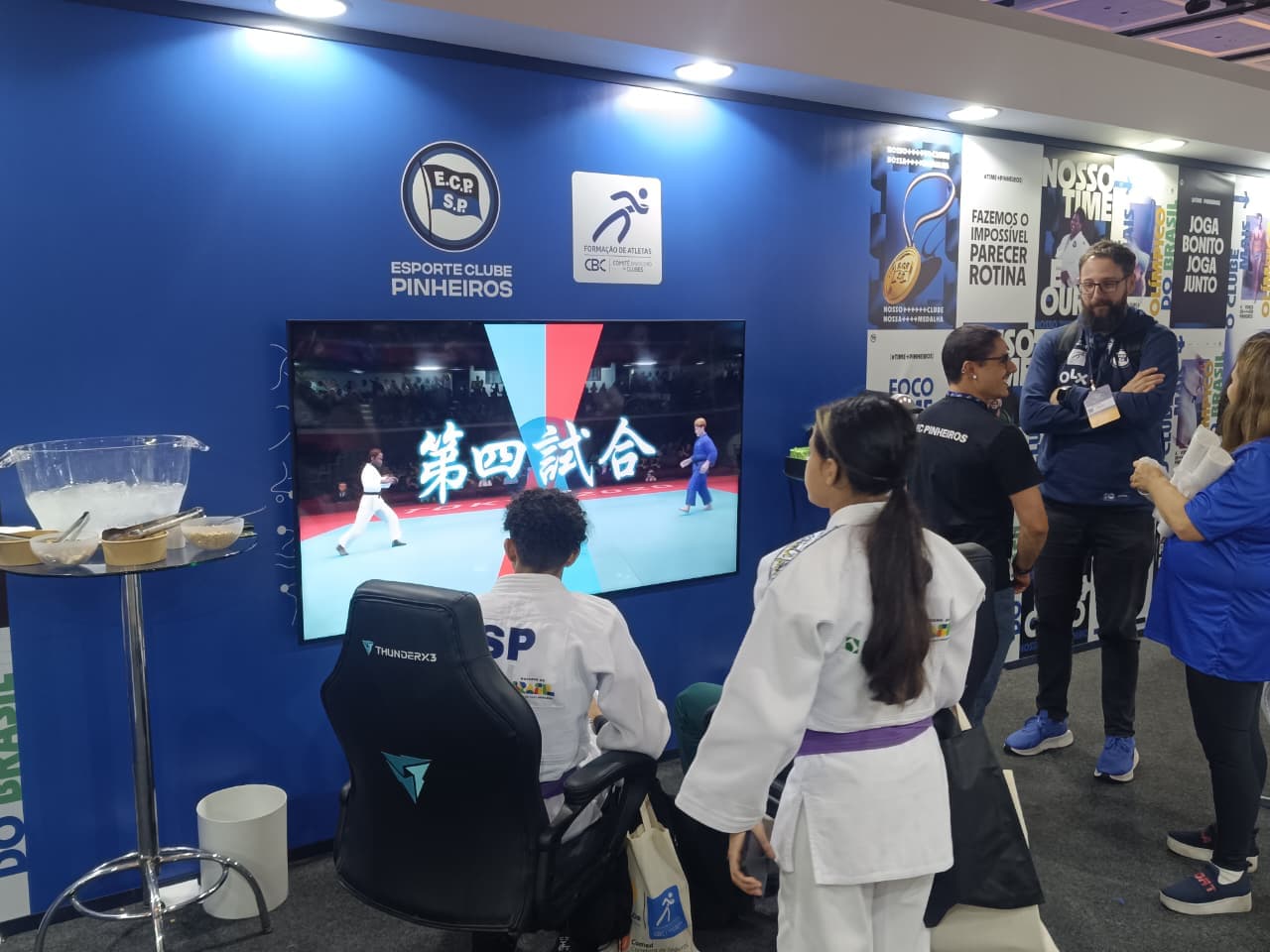 Ativação em estande com TV e público em evento