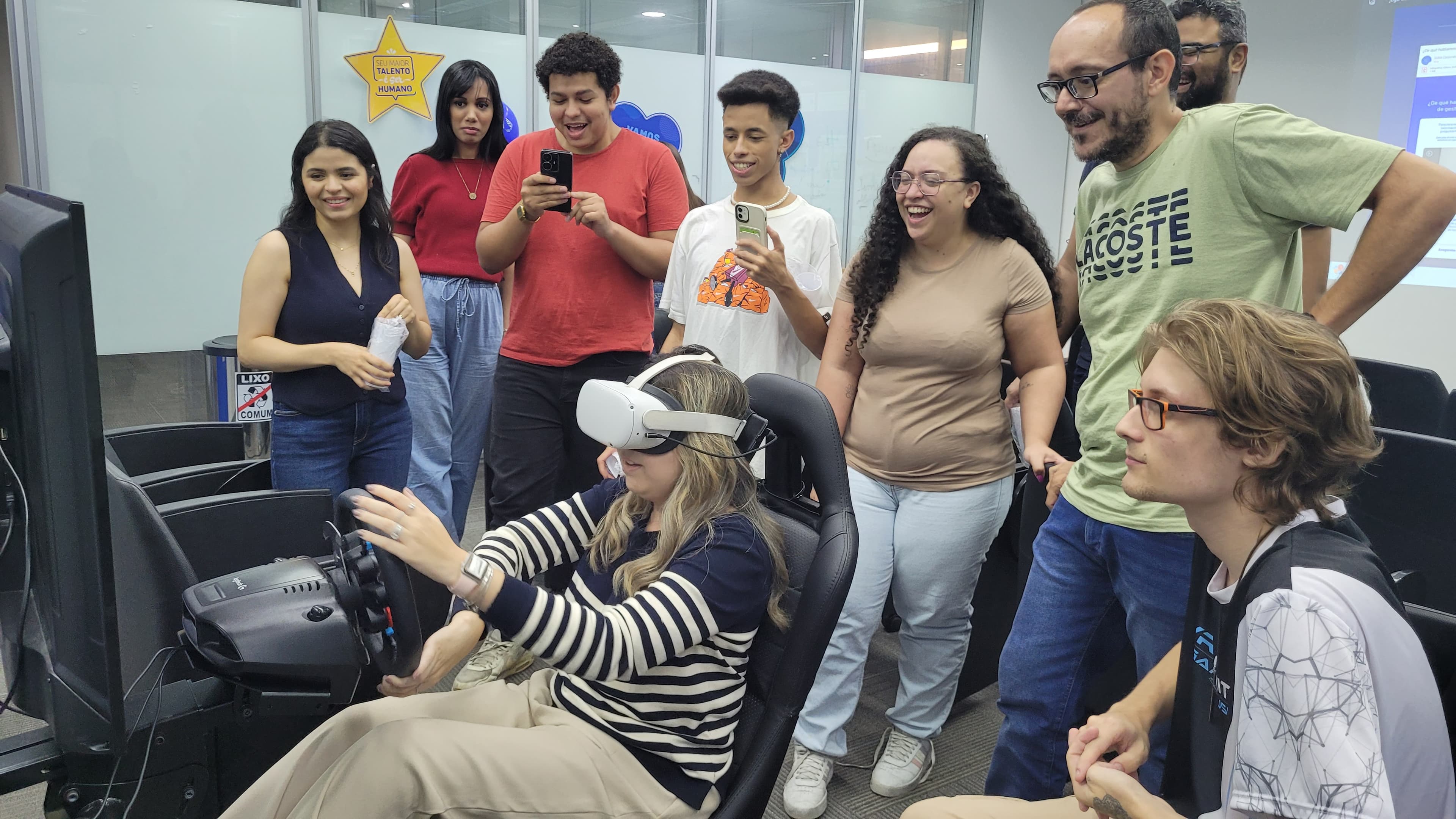Ativação com simulador de corrida e público acompanhando