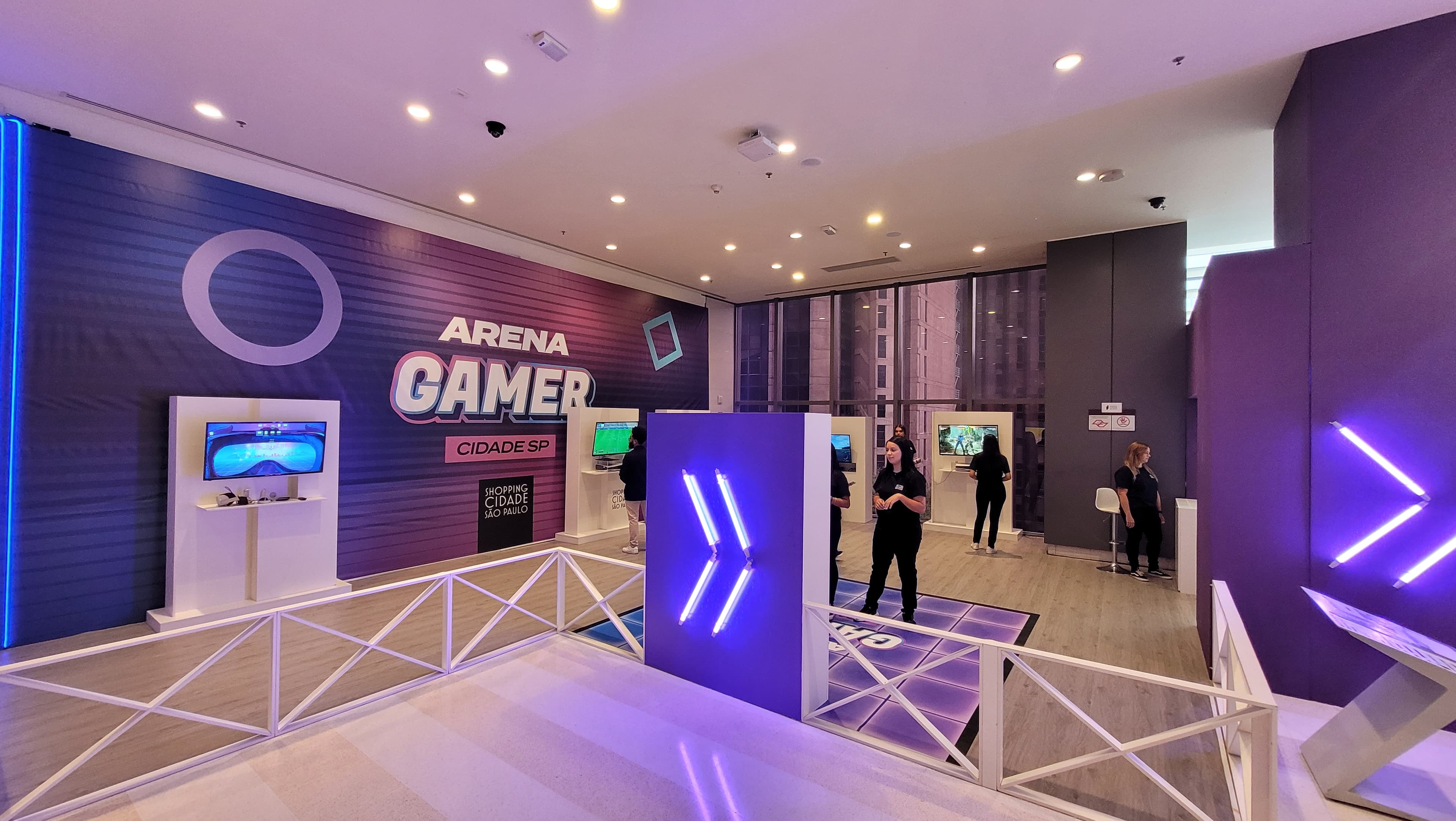 Arena gamer com iluminação neon em evento