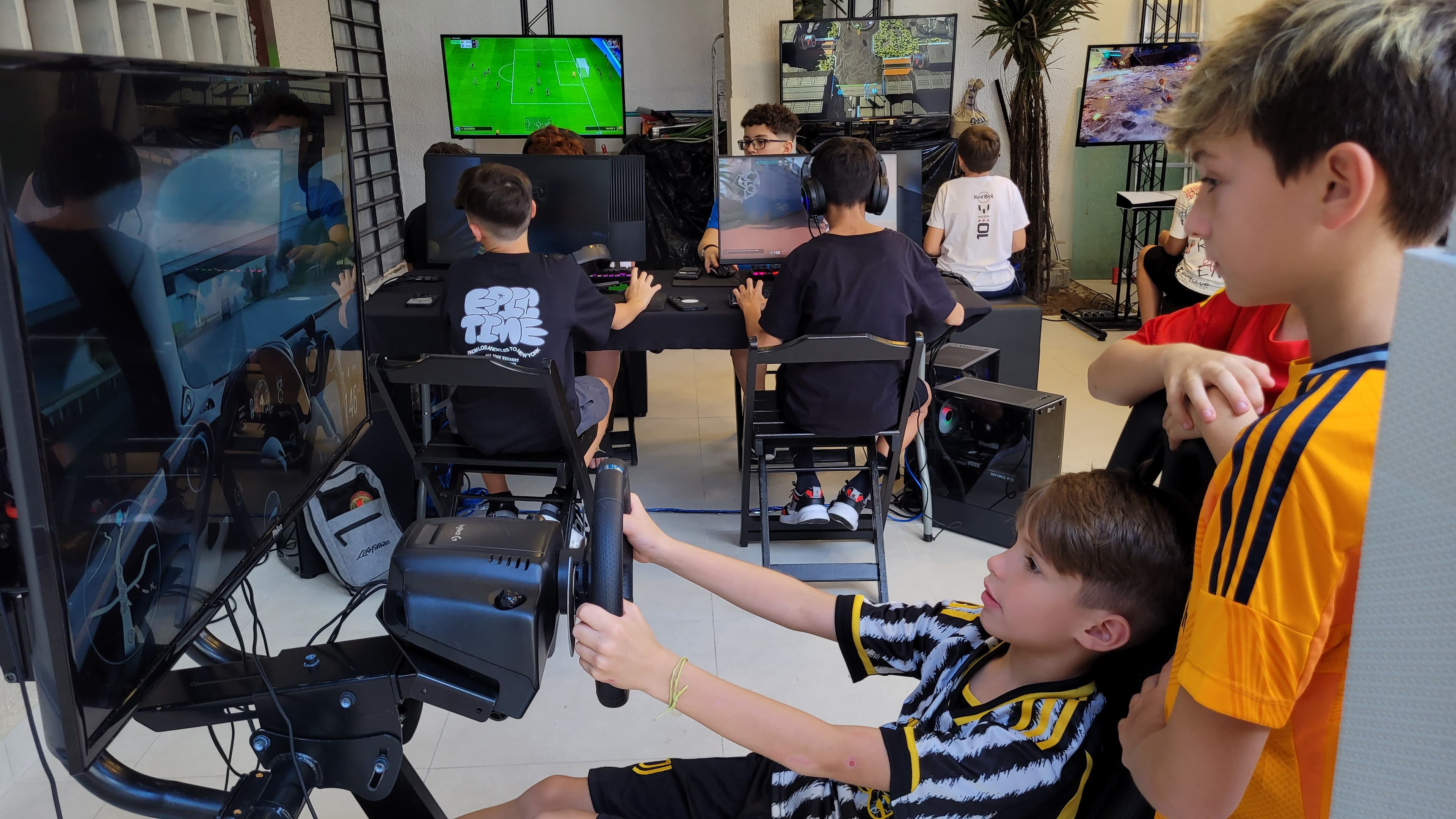 Estrutura gamer com volante e múltiplas estações em evento