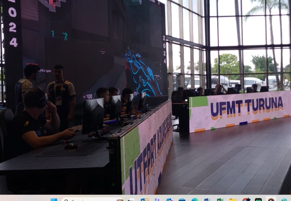Bancada de PCs e telão gigante em evento de e-sports
